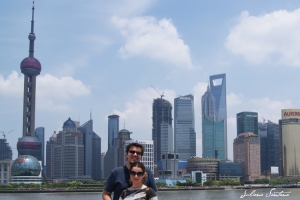 Eu e Breno em frente ao Pudong.