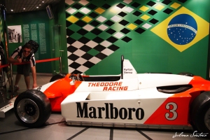 Breno e o carro do Senna.