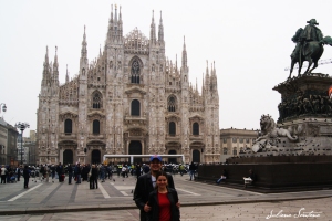 Eu e Breno em frente ao Duomo di Milano.