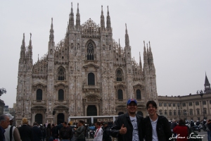 Breno e Guilherme em frente ao Duomo.