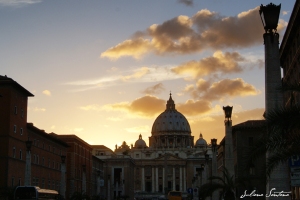 Basílica de San Pietro no por-do-sol.