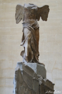 Vitória de Samotrácia (Deusa grega Nice) nas escadarias de entrada do Louvre.