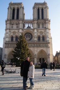 Árvore de Natal em frenta à Catedral de Notre Dame.