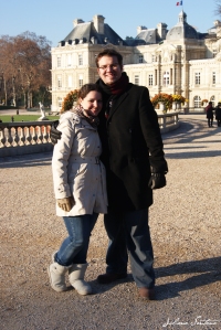Eu e Breno com o Palácio do Luxemburgo.