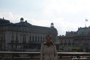 Com a cúpula do Museu de Orsay ao fundo.