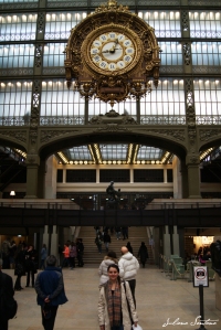 Com o relógio do átrio principal do museu.