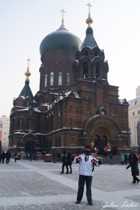 Breno em frente à Igreja com arquitetura Russa.